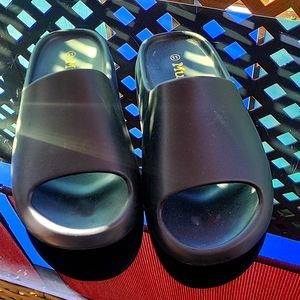Mudd size 11 black slides